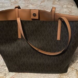 I’m selling  a big tote MK bag,